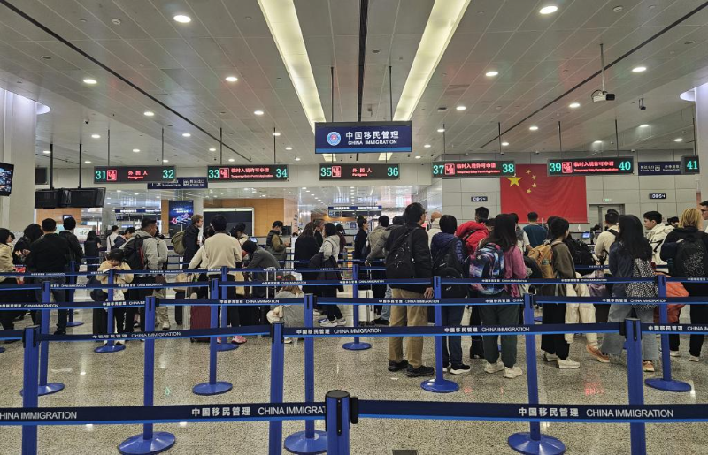 浦東國際機場邊檢入境查驗大廳，旅客有序排隊候檢。（上海邊檢總站供圖）